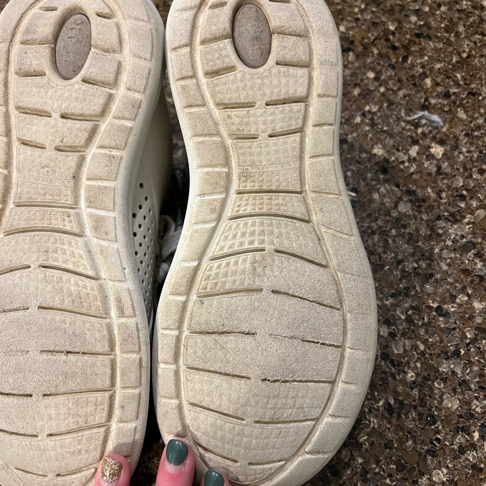 Crocs womens size 9 lace up and color is beige.. so comfortable.. waterproof - Picture 5 of 6